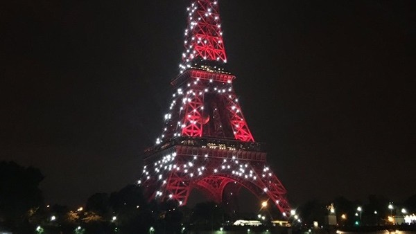 Eyfel kırmızı-beyaz!