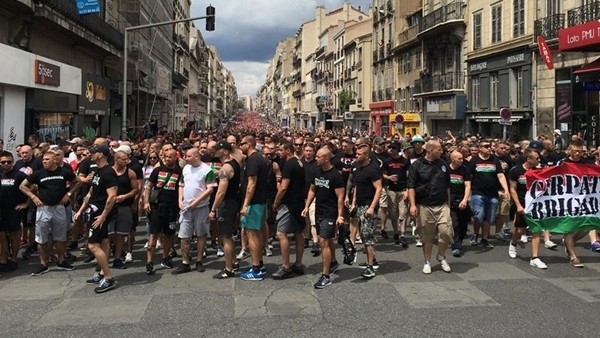 Macarr taraftarlar Marsilya sokaklarını inletti