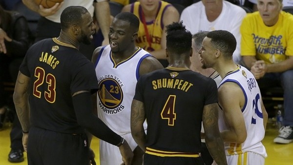 LeBron, Curry'i blokladı ve bakışını attı...