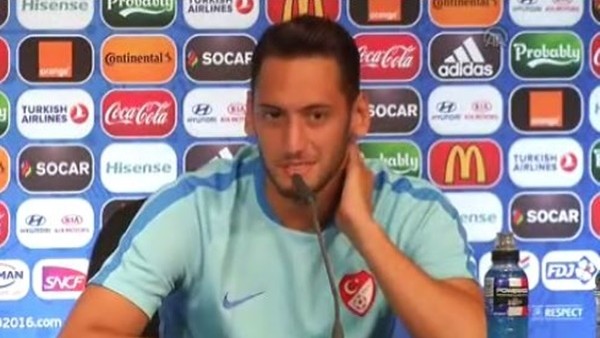 Hakan Çalhanoğlu: 'Emre çok yetenekli bir oyuncu'