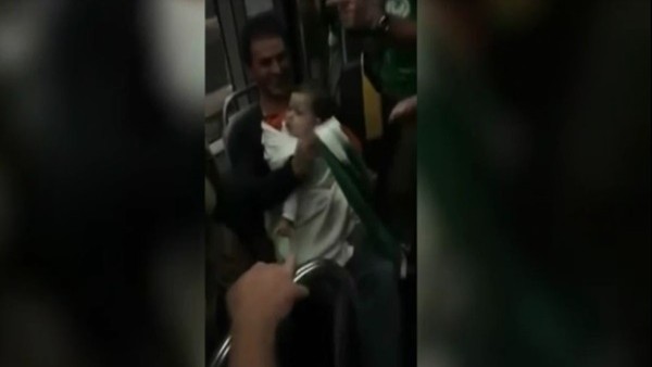 İrlandalı taraftarlar metroda bebeğe ninni söyledi
