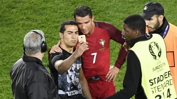 Ronaldo hayranının selfie isteğini geri çevirmedi