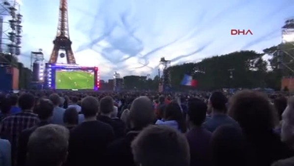 Eyfel Fan Zone'da İsviçre-Fransa maçını 90 bin kişi izledi