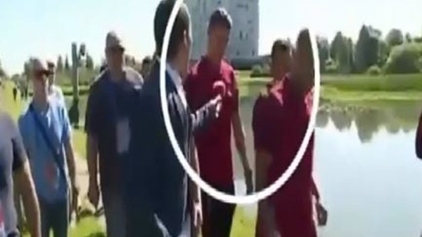 Cristiano Ronaldo muhabirin mikrofununu göle attı
