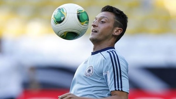 Mesut Özil'den fubol şov