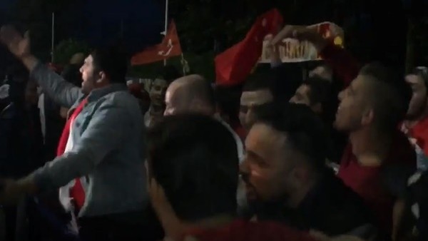 Taraftarlarımız galibiyeti kutluyor