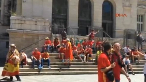 Türk ve İspanyol taraftarlar bir arada maç saatini bekliyor