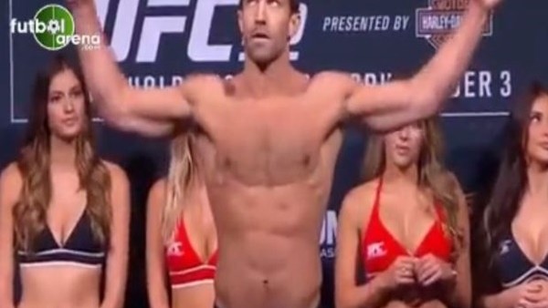 Gözlerini dövüşçülerden alamadı