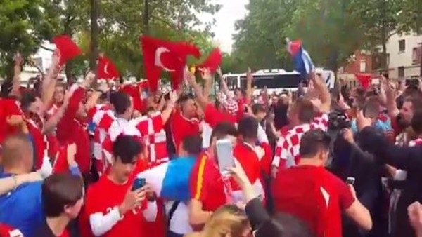 Taraftarımız, Hırvatlarla beraber tezahürat yaptı!