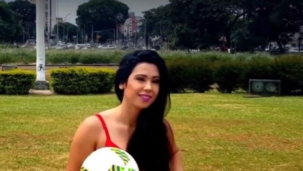 Brezilyalı güzel erkeklere meydan okuyor