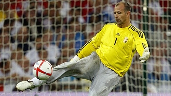 ''Gri eşofmanlı Macar kaleci, Gabor Kiraly''
