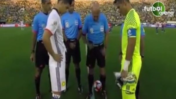 Kolombiya - Paraguay Maçında İnanılmaz Olay! Para dik geldi....