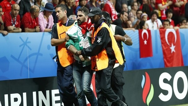 Sahaya giren taraftar Fatih Terim ve oyunculara tepki gösterdi