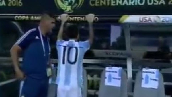 Lionel Messi gözyaşlarını tutamadı