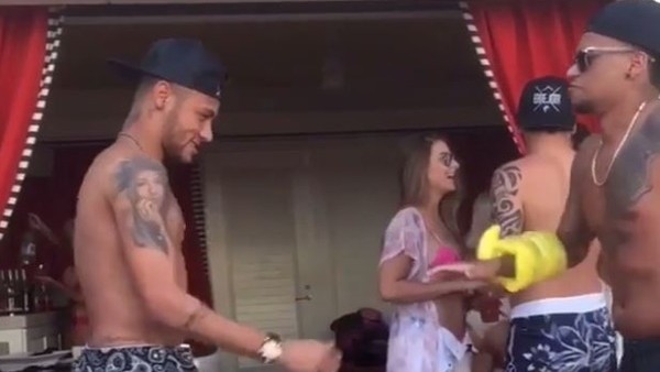 Brezilya elenirken, Neymar havuz partisinde