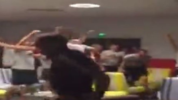 Galler milli takım futbolcuları İngiltere'nin elenmesine böyle sevindi