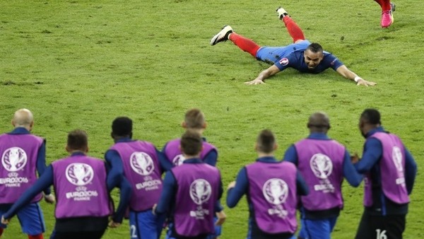 Euro 2016: ilk 3 puan Fransa'nın, Paris'te şenlik var