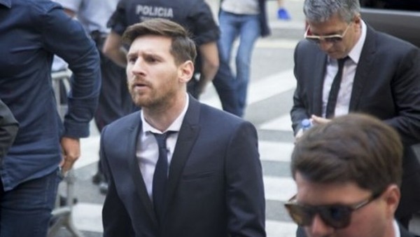 Lionel Messi hakim karşısında!