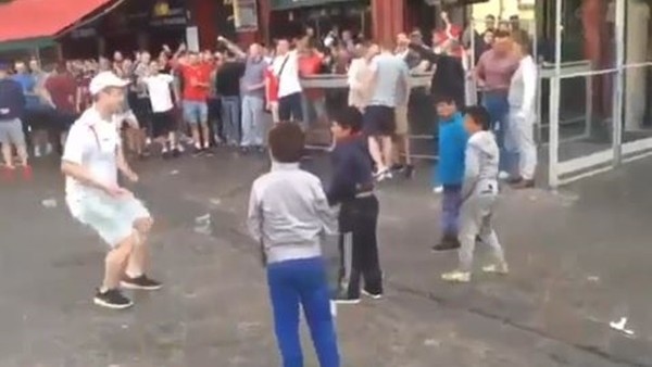  İngiliz holiganlar mülteci çocuklara para atarak alay etti
