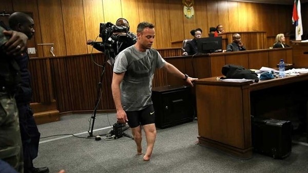 Atlet Pistorius mahkemede protezsiz yürüdü