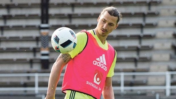 İbrahimovic tribünleri coşturdu