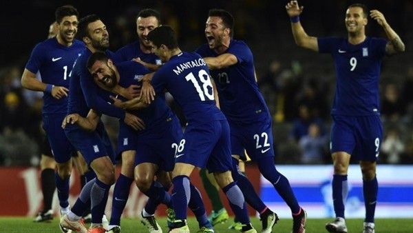 Yunan futbolcu ortada sahadan kaleciyi fena avladı