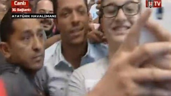 Beşiktaşlı taraftarların Adriano izdihamı!