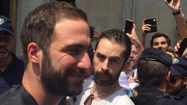 Gonzalo Higuain, Juventus'a transfer oldu