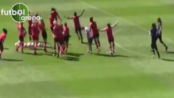 Kadın futbolculardan ilginç kutlama