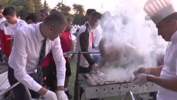 Futbolcular kuzu çevirdi