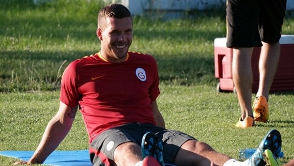 Podolski'nin kulüp malzemecisine yaptığı patlayan sigara şakası
