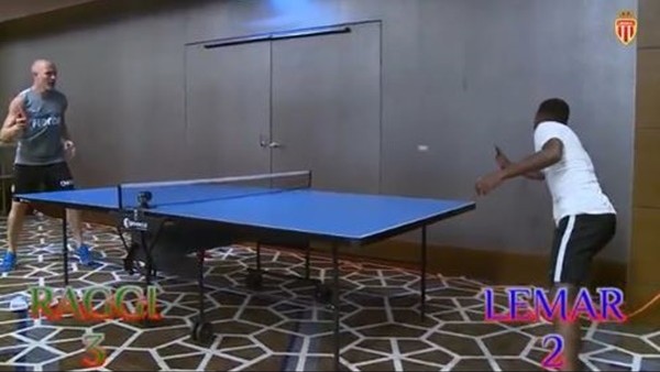 Monacolu futbolcular masa tenisi oynayarak stres attı