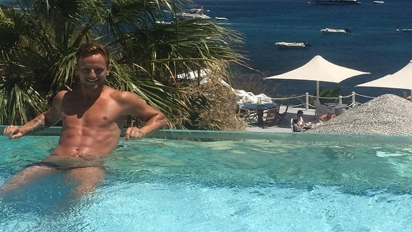 Rakitic Mikonos'ta stres atıyor