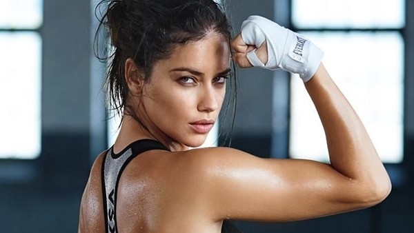 Adriana Lima kendinden geçti