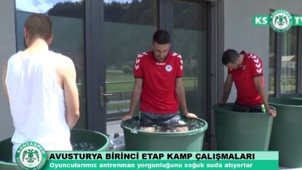 Konyasporlu oyuncular antrenman yorgunluğunu soğuk suda atttı