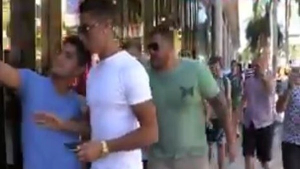 Ronaldo kendisiyle selfie çekmeye çalışan hayranını itti