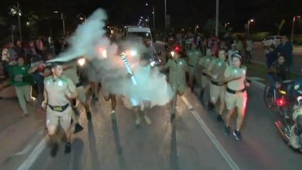 Olimpiyat ateşine yangın söndürücülü saldırı