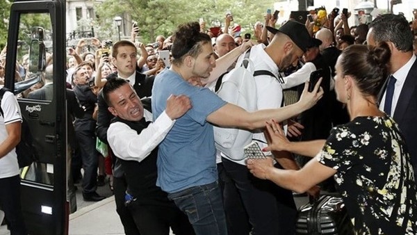 Karim Benzema'ya selfie saldırısı