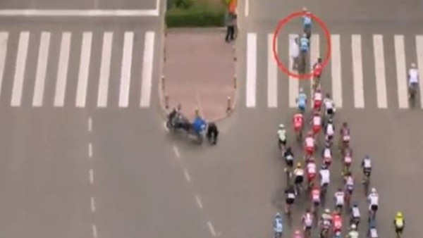 Qinghai Bisiklet Turu'nda yola atlayan yaya ortalığı birbirine kattı