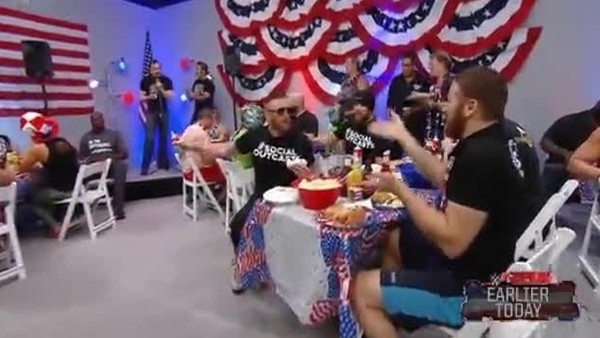 Hamburgerler ve sosisliler havada uçuştu