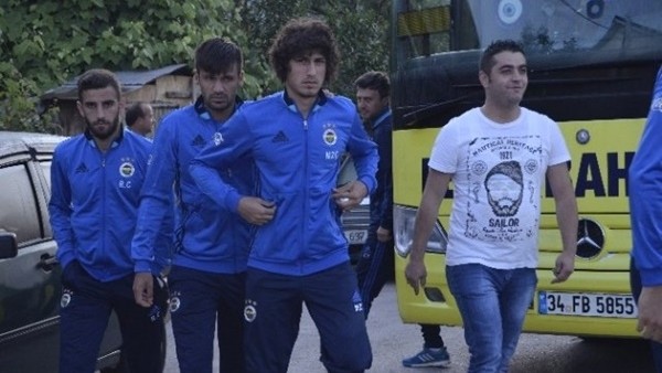 Fenerbahçeli futbolcular bayram namazını köylülerle birlikte kıldı