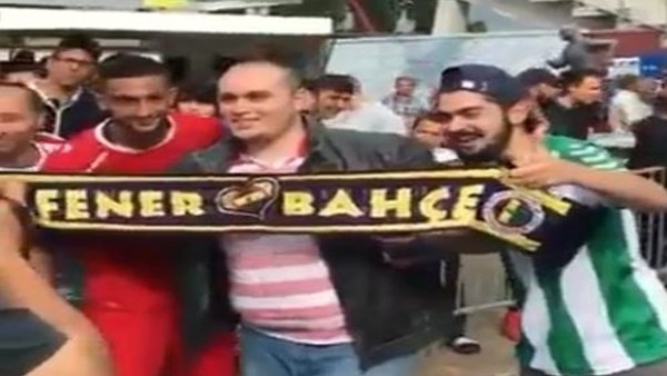 Hakim Ziyech, sarı lacivertli taraftarla poz verdi