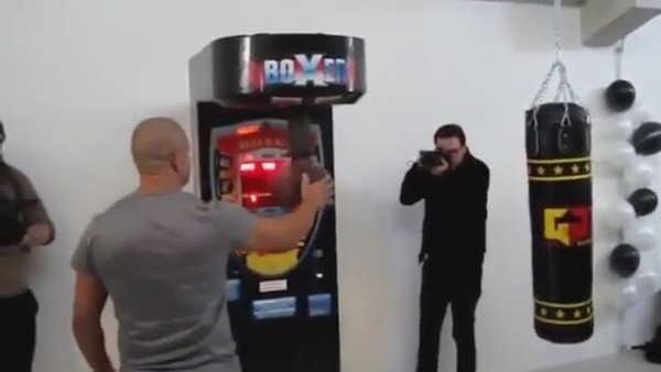 Gökhan Saki'den yumruk makinesine döner tekme