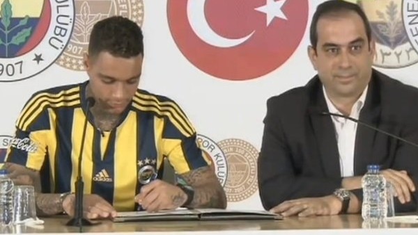 Fenerbahçe'nin yeni transferi Van der Wiel imzayı attı