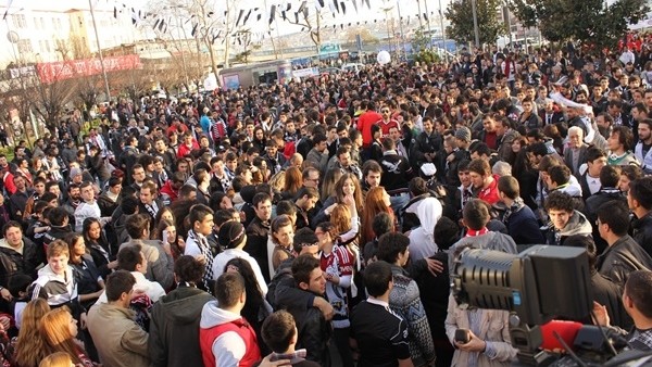 Beşiktaşlı taraftarlardan demokrasi yürüyüşü