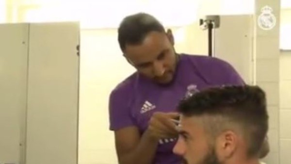 Navas, İsco'nun saçlarını kesti