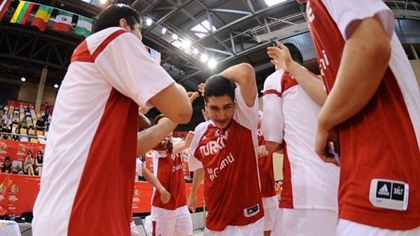 Son saniye basketi milli takımımızı uzatmaya götürdü