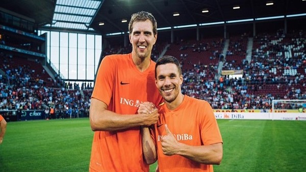 Lukas Podolski'nin yardım maçında attığı harika gol