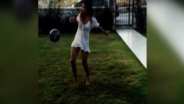 Derya Uluğ futboldaki hünerlerini sergiledi