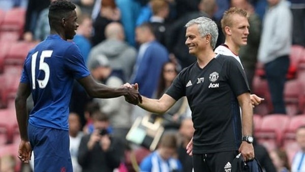 Jose Mourinho galibiyetle başladı